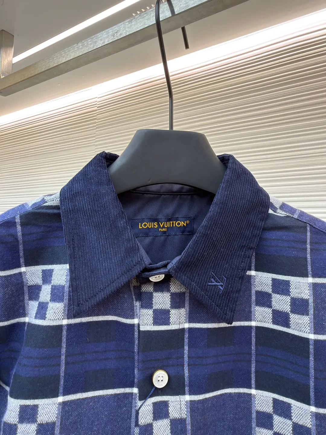 LOUIS VUITTON SKI ski series flannel checkerboard long-sleeved shirt ●Original version: purchased and developed by 14289 ●Item number: 1682075-B50 ●Fabric: flannel fabric ●Technology: printing production ●Color: blue ●Version: fitted version ●Weight: about 725 grams ●Size: S-M-L-XL ●Description: The checkered texture of dark and light navy blue and gray is woven through the yarn-dyed weaving process, in which the brand's classic Damier checkerboard element is embedded. The texture is clear and the color fastness is excellent. The body is spliced ​​with corduroy lapels and cuffs, the velvet strips are fine and full, and the high-temperature shaping process ensures stiffness. The placket uses natural mother-of-pearl buttons, which are hand-polished and polished to give it a warm texture; the leather plaque at the hem is made of first-layer calfskin, which is embossed and hot stamped to present the brand logo, and the edges are hand-oiled to be smooth and burr-free. The overall tailoring is shaped by three-dimensional cutting technology to create a fitted silhouette. The stitching line adopts double-needle overlocking technology, and every inch of stitches is evenly arranged. The embedded shoulder and side seams make the clothes more comfortable to wear. The exquisite clothing craftsmanship and brand ingenuity are fully demonstrated in the details.